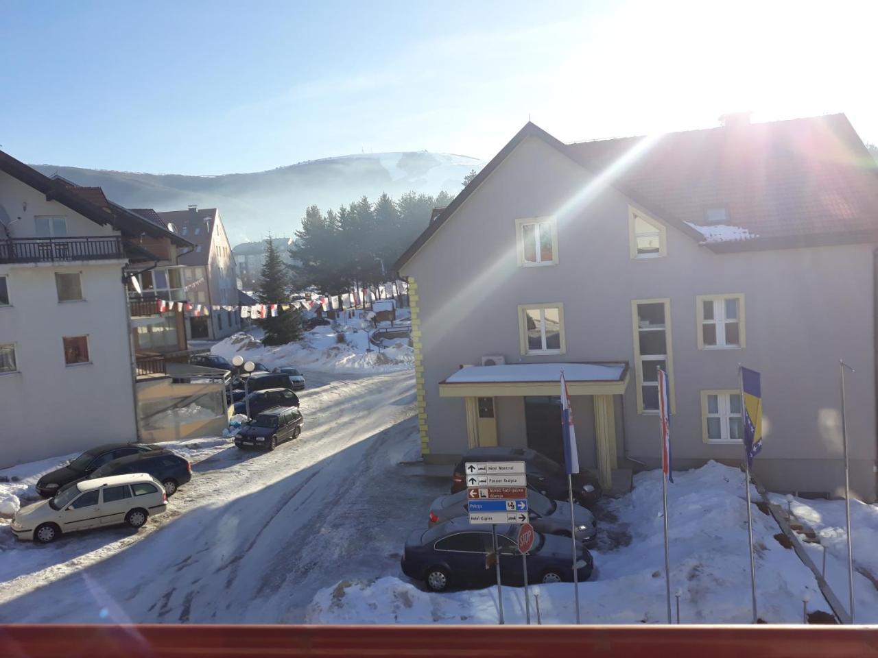 Gradska Kavana Guest House Kupres  Exteriör bild